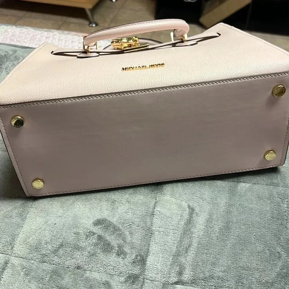 NWT Michael Kors Hampton bag. Perfect spring bag. Blush pink in color.